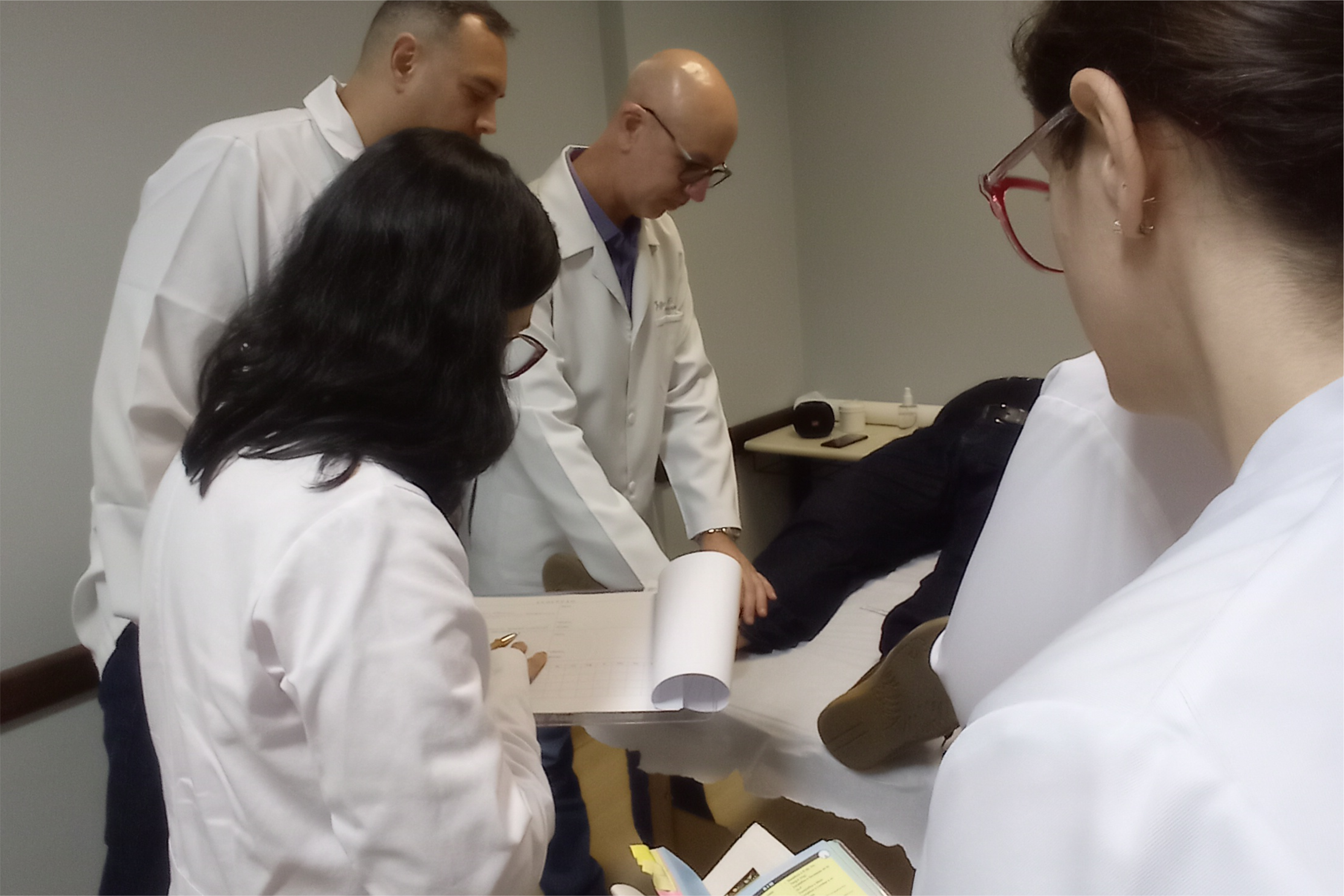 [Equipamento moderno utilizado no ambulatório]